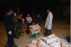 Phát hiện xe ô tô chở gần 1 tấn bì lợn đã bốc mùi đi tiêu thụ