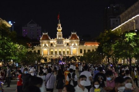 TP.HCM: 'Biển người' san sát nhau ở phố đi bộ Nguyễn Huệ, cùng chào đón năm mới 2022