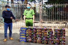 Bình Phước: Phát hiện 104 kg pháo lậu trong bao tải 'giao hàng nhanh'