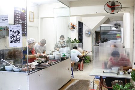 Cho phép hàng quán ăn uống phục vụ tại chỗ ở 5 địa bàn thuộc quận Hoàn Kiếm