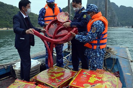 Quảng Ninh: Thu giữ gần 300kg pháo nổ trên vùng biển Vân Đồn