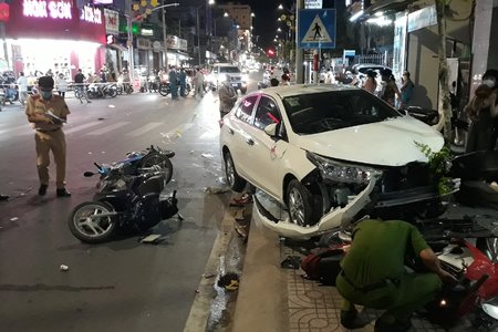 Ô tô tông hàng loạt xe máy trên phố làm 2 người bị thương, tài xế có nồng độ cồn cao