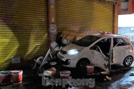 Bình Dương: Ô tô tông liên hoàn 2 xe máy rồi lao vào tiệm sơn làm 3 người bị thương
