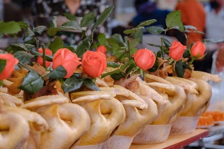 Tết ông Công ông Táo: 'Gà ngậm hoa hồng' đắt khách ở khu 'chợ nhà giàu'