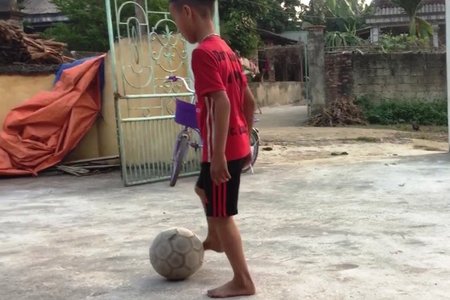 Nghệ An: Bé trai 5 tuổi tử vong khi chơi ngoài sân bóng giữa trời rét buốt