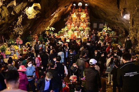 Hàng nghìn người đổ về chùa Hương đi lễ trong ngày đầu khai hội
