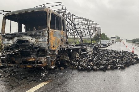 Xe tải bất ngờ bốc cháy dữ dội trên cao tốc Nội Bài – Lào Cai