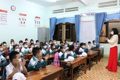 Dịch COVID-19 diễn biến phức tạp, nhiều địa phương 'quay xe' cho học sinh học trực tuyến