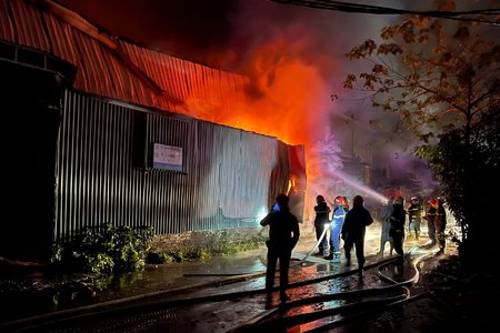 Cháy lớn tại kho hàng đã bị đình chỉ hoạt động ở Hà Nội