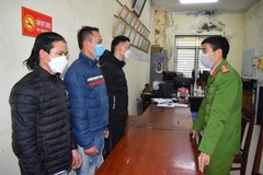 Bắt nhóm người ‘khủng bố’ con nợ bằng dầu luyn và mắm tôm
