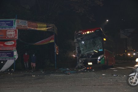 Bình Dương: Hai xe khách tông nhau, hơn 10 người nhập viện