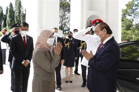 Tổng thống Singapore chủ trì lễ đón trọng thể Chủ tịch nước Nguyễn Xuân Phúc