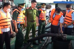Phát hiện hàng trăm tấn dầu không rõ nguồn gốc trên tàu có hầm bí mật