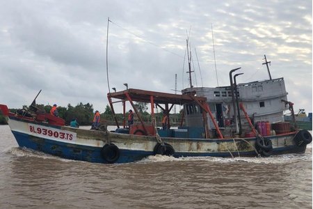 Kiên Giang: Phát hiện tàu vận chuyển 60.000 lít dầu không rõ nguồn gốc
