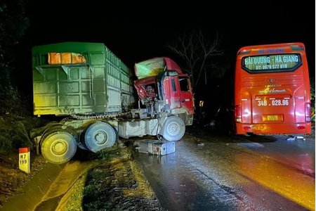 Tuyên Quang: Xe đầu kéo tông ô tô khách, 1 người tử vong