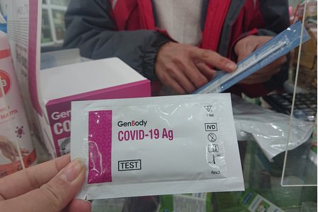 Giá kit xét nghiệm COVID-19 ở Hà Nội bắt đầu 'hạ nhiệt'