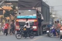 Bắt 3 đối tượng cầm dao đập phá xe tải, hành hung tài xế ở Bình Dương