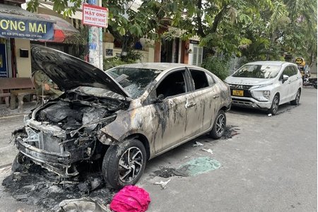TP.HCM: Điều tra vụ 3 xe ô tô bị đốt cháy ở quận 7