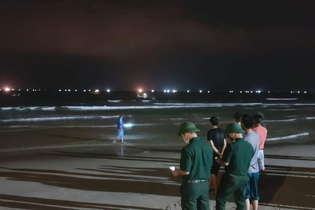 Đà Nẵng: 5 du khách bị cuốn trôi khi tắm biển, 1 người mất tích
