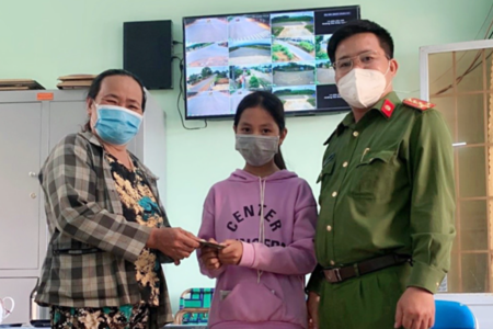 Phú Yên: Bé gái 13 tuổi trả lại gần 7 triệu đồng nhặt được