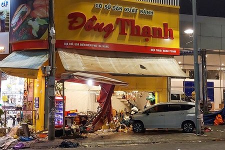 Ô tô 'điên' lao vào tiệm bánh mì ở Đà Nẵng, nhiều người bị thương