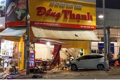 Ô tô 'điên' lao vào tiệm bánh mì ở Đà Nẵng, nhiều người bị thương