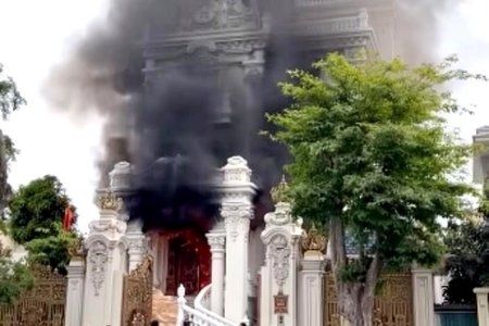 Quảng Ninh: Căn biệt thự trăm tỷ bốc cháy dữ dội, 1 người tử vong