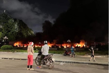 Quảng Ninh: Cháy lớn thiêu rụi hàng chục gian hàng tại chợ Hạ Long 1