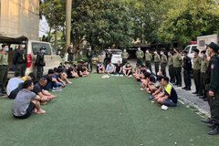 Triệt phá sới gà núp sâu trong trang trại ở Vĩnh Phúc, bắt hơn 40 đối tượng
