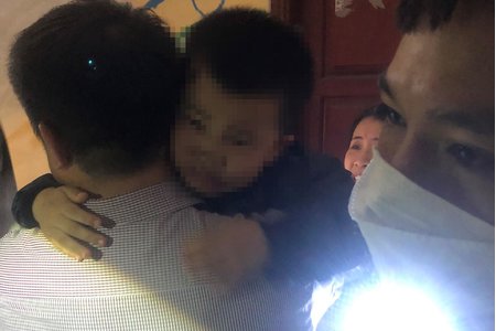 Hà Nội: Giải cứu bé trai 4 tuổi mắc kẹt dưới hố thang máy