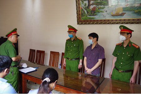 Bắt tạm giam Phó Giám đốc công ty khai thác quặng trái phép ở Hà Giang