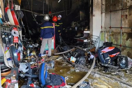 Hà Nội: Giải cứu 4 người bị mắc kẹt trong vụ cháy nhà dân tại Lĩnh Nam