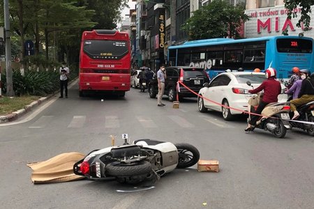 Hà Nội: Va chạm với xe khách, người phụ nữ đi xe máy tử vong