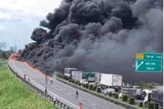 Xe tải chở dầu bốc cháy dữ dội trên cao tốc TP.HCM – Trung Lương