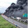 Xe tải chở dầu bốc cháy dữ dội trên cao tốc TP.HCM – Trung Lương