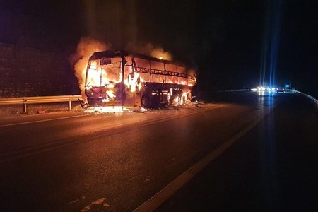 Xe khách giường nằm bốc cháy trên cao tốc Nội Bài - Lào Cai