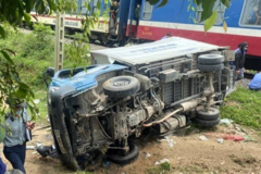 Băng qua đường sắt, xe tải bị tàu hỏa đâm, 2 người thương vong