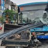 Hà Nội: Xe ba bánh chở sắt dài cả chục mét đâm thủng kính xe buýt