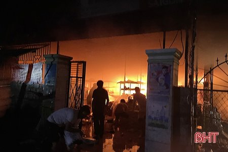 Cháy tiệm tạp hoá ở Hà Tĩnh, 5 người trong một gia đình thoát chết