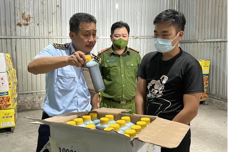 Hà Nội: Phát hiện kho thuốc bảo vệ thực vật giả mang nhãn hiệu Việt Nam