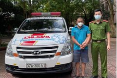Tài xế xe cứu thương lao vào cảnh sát khi bị phát hiện chở ma túy