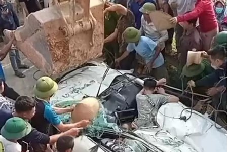 Vụ xe tải đè bẹp xe con ở Hòa Bình: Tạm giữ hình sự tài xế gây tai nạn
