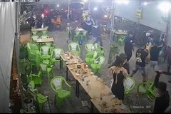 TP.HCM: Nhóm thanh niên mang mã tấu chém loạn xạ ở quán ốc