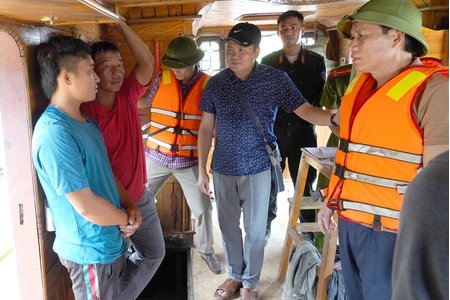Bắt quả tang 5 tàu hút cát trái phép trên sông Mã ở Thanh Hoá