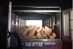 Phát hiện xe ô tô vận chuyển 2 tấn gỗ hương tía không rõ nguồn gốc ở Quảng Trị