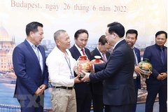 Chủ tịch Quốc hội gặp gỡ cộng đồng doanh nhân người Việt tại châu Âu