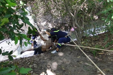 Phát hiện 3 thi thể trong 1 gia đình nổi trên đường thoát nước thải ở Tây Ninh