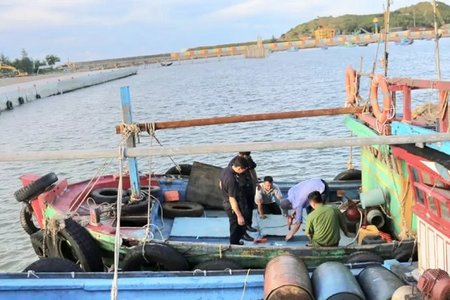 Quảng Bình: Bắt giữ 2 tàu chở 7000 lít dầu không rõ nguồn gốc