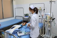 Bé gái 2 tuổi nghi bị bảo mẫu bạo hành gây chấn thương sọ não