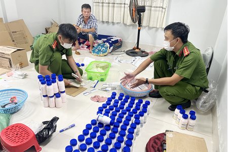 Tạm giữ đối tượng sản xuất thuốc bảo vệ thực vật giả ở An Giang